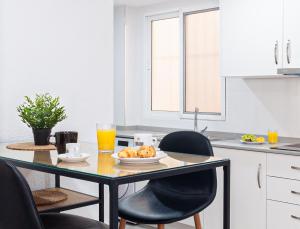 グアルダマル・デル・セグラにあるApartamento Sirena by Eden Marのキッチン(テーブル、食器付)