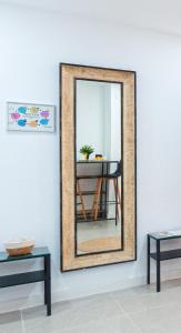 グアルダマル・デル・セグラにあるApartamento Sirena by Eden Marの鏡掛け