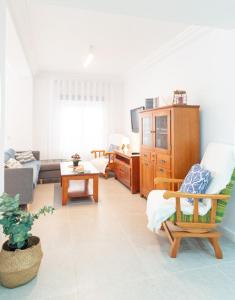 グアルダマル・デル・セグラにあるApartamento Sirena by Eden Marのソファと椅子のあるリビングルーム