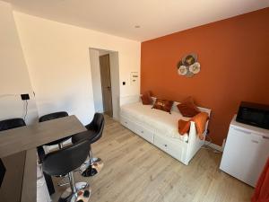 a bedroom with a bed and a table and chairs at f2 4 pers 5min commerce plages in Saint-Aygulf