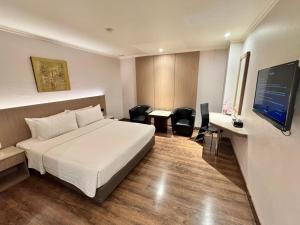 Postel nebo postele na pokoji v ubytování Orchardz Hotel Industri Jakarta Kemayoran