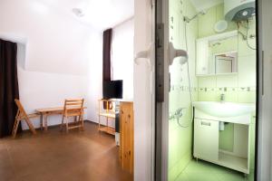Kuchyň nebo kuchyňský kout v ubytování Nova Guesthouse - Private En-Suite Rooms I Sofia Center I Self Check-In