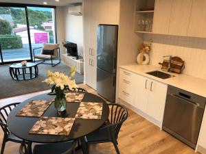 Η κουζίνα ή μικρή κουζίνα στο Prime New Apartment - Kaikōura +14 φωτογραφίες