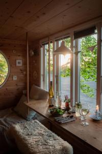 Postel nebo postele na pokoji v ubytování Treehouse escape