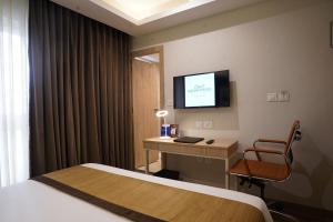 TV a/nebo společenská místnost v ubytování Sarovar Portico Kolkata