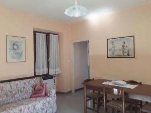 a living room with a couch and a table at Il CORTILETTO in Acquaseria