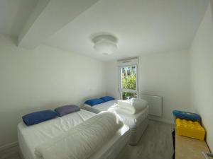 Ένα ή περισσότερα κρεβάτια σε δωμάτιο στο Appartement cosy proche centre Capbreton, situé dans un cadre boisé