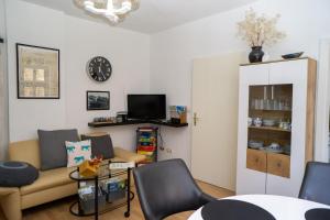 TV a/nebo společenská místnost v ubytování Ferienwohnung Bahnhof Wendehausen