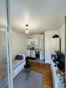 Una pequeña habitación con una cama y una cocina. en Studio entre Issy et Pte de Versailles, en Issy-les-Moulineaux