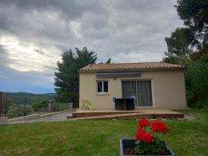 a small house with a wooden deck in the yard at maison 2 ch confortable in Saint-Montan