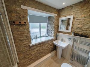 Koupelna v ubytování Wishbone Cottage In The Cotswolds