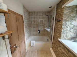 Koupelna v ubytování Wishbone Cottage In The Cotswolds + 37 fotografií