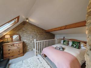 Postel nebo postele na pokoji v ubytování Wishbone Cottage In The Cotswolds