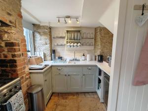 Kuchyň nebo kuchyňský kout v ubytování Wishbone Cottage In The Cotswolds