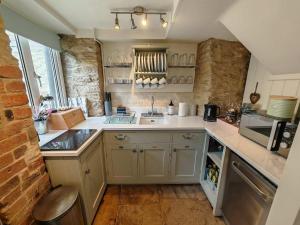 Kuchyň nebo kuchyňský kout v ubytování Wishbone Cottage In The Cotswolds