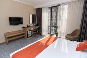 TV a/nebo společenská místnost v ubytování Crown Hotel