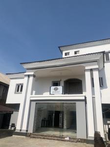 un edificio bianco con una croce sulla parte anteriore di Zie1st Hotel & Suite a Lekki