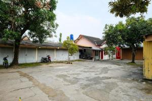 an empty parking lot in front of a house at RedDoorz Syariah at Omah Pathok Malioboro in Yogyakarta