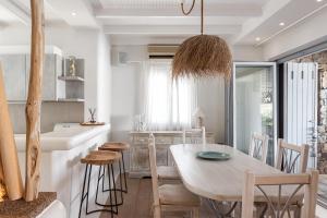 Χώρος καθιστικού στο Saint Anna Villas Mykonos by Aura Homes