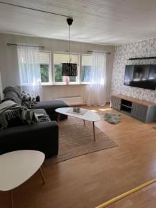 ein Wohnzimmer mit Couch und Tisch in der Unterkunft Sandskogen-Ystad in Ystad
