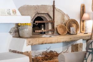 Una cocina con un horno de ladrillo en un estante en Chez Fanny, en Bédoin 37 fotos más