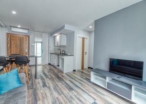 Kuchyň nebo kuchyňský kout v ubytování Grisverde Suites Hotel