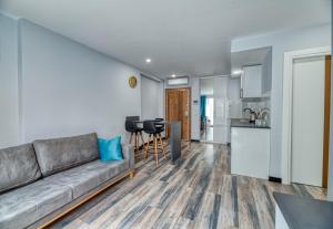 Kuchyň nebo kuchyňský kout v ubytování Grisverde Suites Hotel