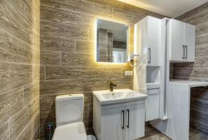 Kuchyň nebo kuchyňský kout v ubytování Grisverde Suites Hotel