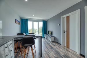 TV a/nebo společenská místnost v ubytování Grisverde Suites Hotel