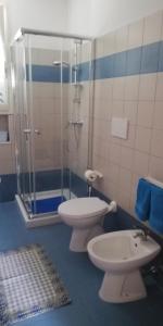 een badkamer met 2 toiletten en een douche bij Melograno2 in Torre San Giovanni Ugento