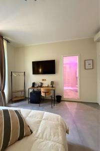 une chambre avec un lit, un bureau et une télévision dans l'établissement VK Rooms, à Bari 45 autres photos