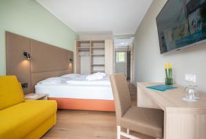Postel nebo postele na pokoji v ubytování Werzers Seehotel Wallerwirt