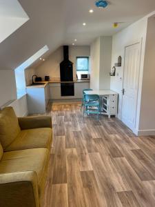 una sala de estar con un sofá y una mesa en torrs view apartment, en Ilfracombe 5 fotos más