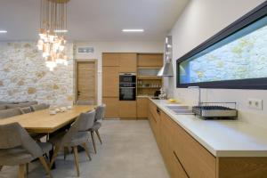 A kitchen or kitchenette at Villa Otter by PosarelliVillas