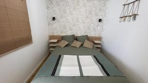 a bed in a corner of a room at Paco Homestay in Saint-Germain-sur-Morin