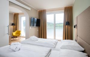 Postel nebo postele na pokoji v ubytování Werzers Seehotel Wallerwirt