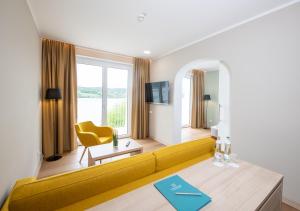 TV a/nebo společenská místnost v ubytování Werzers Seehotel Wallerwirt