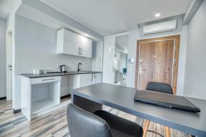 Kuchyň nebo kuchyňský kout v ubytování Grisverde Suites Hotel