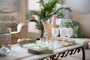 een salontafel met glazen erop in een woonkamer bij Carità Grandi Residenze Napoli in Napels