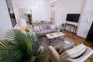 een woonkamer met een bank en een tafel bij Carità Grandi Residenze Napoli in Napels