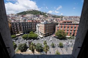een uitzicht op een stad vanuit een raam bij Carità Grandi Residenze Napoli in Napels