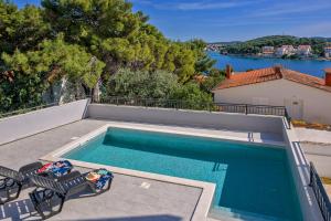 una piscina encima de una casa en Apartments 5 Stars Lux XYZ, en Rogoznica