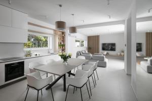 Kuchyň nebo kuchyňský kout v ubytování Moderne Luxusvilla Mali Dvor mit Pool 500m am Meer in Porec