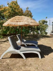 eine Gruppe von Stühlen unter einem Strohschirm in der Unterkunft Mi niña Lola in Fuengirola + 44 Fotos