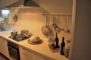 Kuchyň nebo kuchyňský kout v ubytování Casa Verde Conero