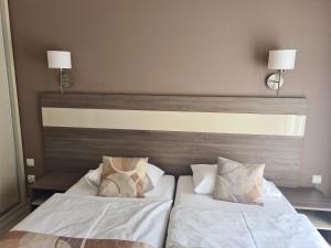 una camera con 2 letti con lenzuola e cuscini bianchi di Apartamenty Czarna Góra Is 7 a Sienna