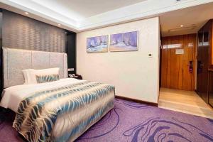 Postel nebo postele na pokoji v ubytování Sentosa Hotel Shenzhen Feicui Branch, Enjoy tropical swimming pools and high-class fitness club