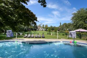 Bazén v ubytování Hamlet Inn nebo v jeho okolí