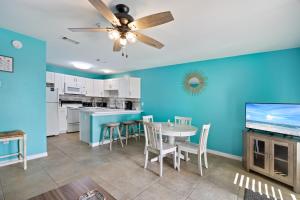 Η κουζίνα ή μικρή κουζίνα στο Grand Caribbean East Unit 213