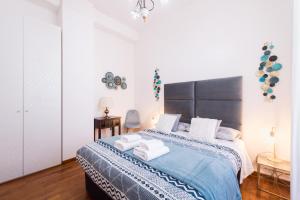 een slaapkamer met een bed met blauwe en witte lakens bij Grandi Residenze Napoli- Piazza Carità con vista in Napels +15 foto's
